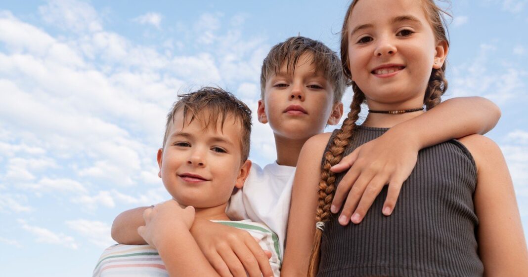 Ilustración de una familia con tres hijos, destacando al hijo del medio