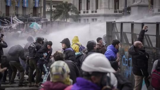 Imagen de un efectivo de civil con arma larga durante una protesta frente al Congreso