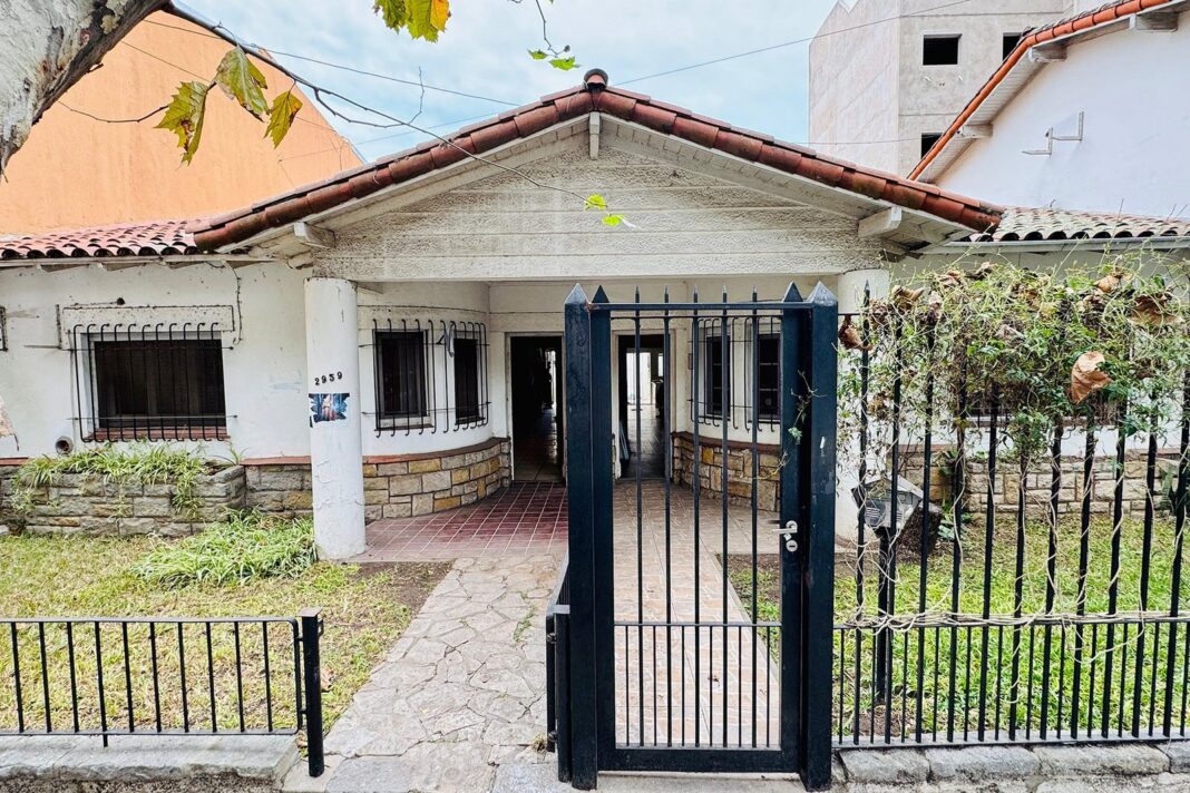 Fachada de dos casas gemelas en Victoria durante la muestra artística