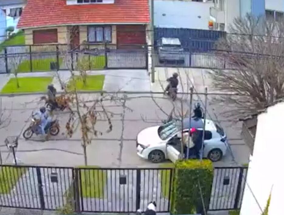 Patrullero policial en la calle Brandsen de Mar del Plata