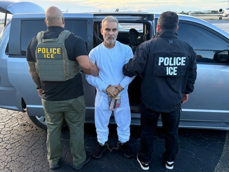 José Serrano esposado junto a agentes de ICE en una aeronave
