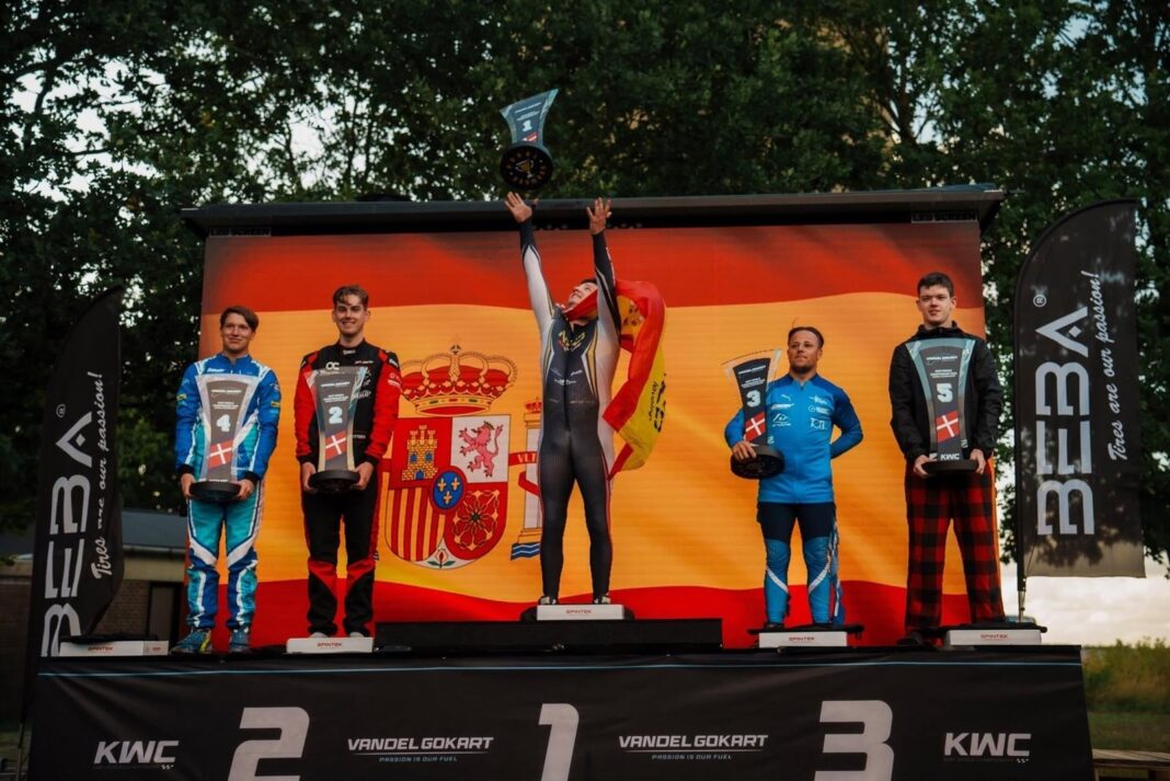 Jon del Valle celebrando su quinto título mundial de karting