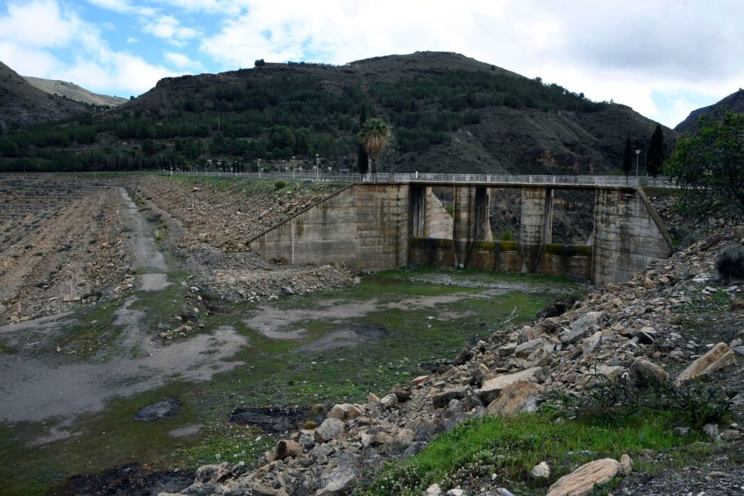 Embalse con agua