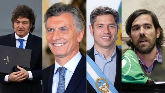 Personas caminando frente a un edificio con banderas argentinas