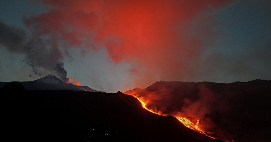 Vista del Monte Etna en erupción con columna de humo
