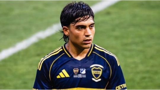 Exequiel Zeballos durante un partido con Boca Juniors
