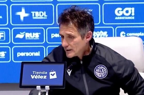 Guillermo Barros Schelotto y Julio Vaccari durante el partido entre Vélez y Defensa y Justicia