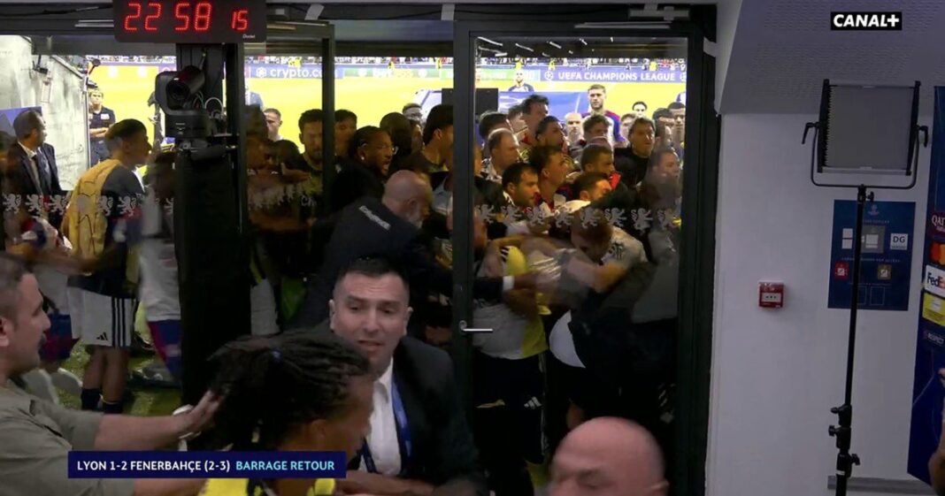 Jugadores del Fenerbahçe y del Lyon durante el partido de playoffs de la Champions League