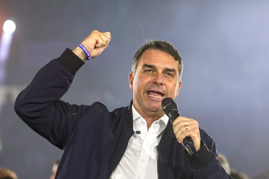 Flavio Bolsonaro durante un servicio religioso en San Pablo