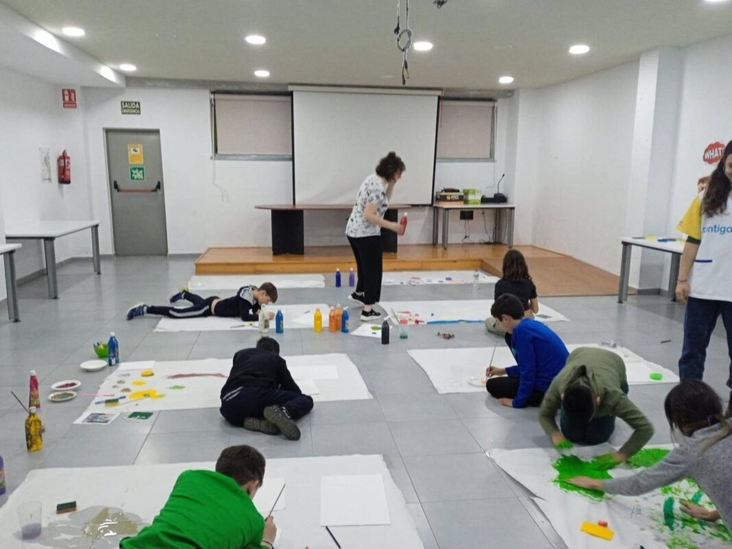 Niños con discapacidad en un aula educativa