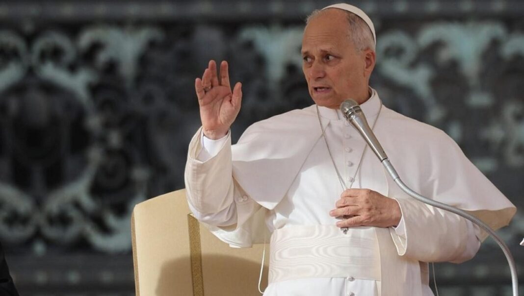 Robert Francis Prevost, futuro papa León XIV, en una ceremonia religiosa