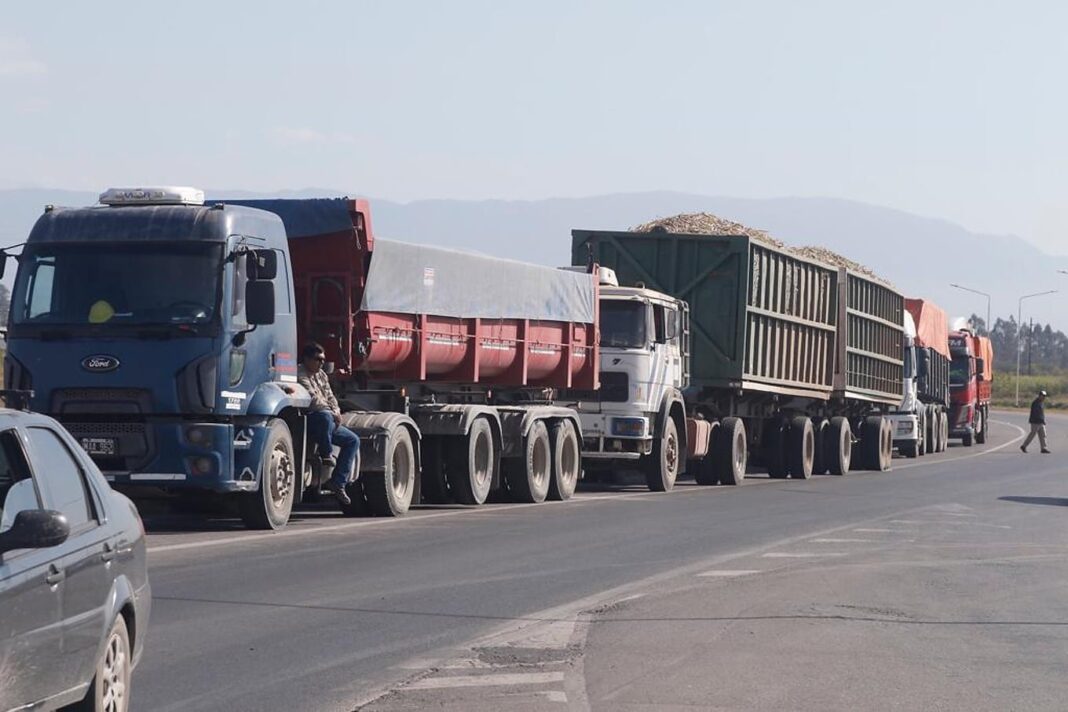 Camión de carga circulando por una ruta
