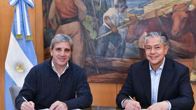 Firma de acta de intención entre el ministro de Economía Luis Caputo y el gobernador de Neuquén Rolando Figueroa