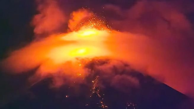 Volcán de Fuego en erupción con columna de ceniza y lava