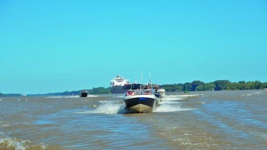 Embarcación deportiva navegando en aguas argentinas