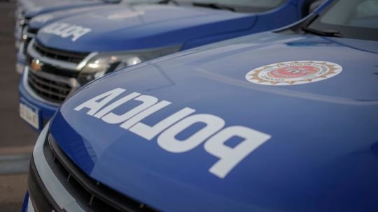 Mochila escolar con elementos secuestrados en un operativo policial en Córdoba
