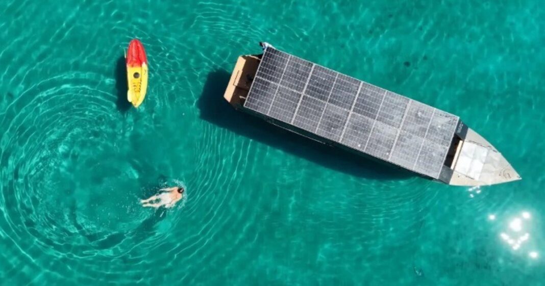 Yate solar Helios 11 navegando en el mar
