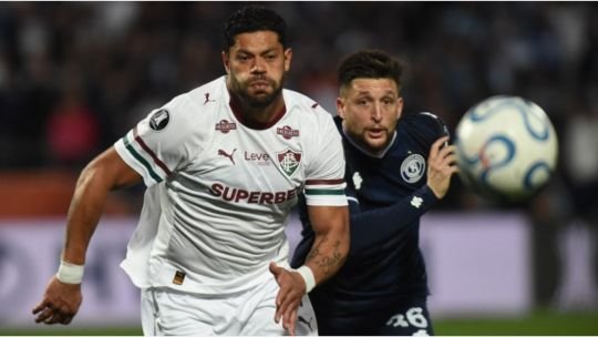 Jugadores de Independiente Rivadavia y Fluminense durante el partido en el estadio Malvinas Argentinas
