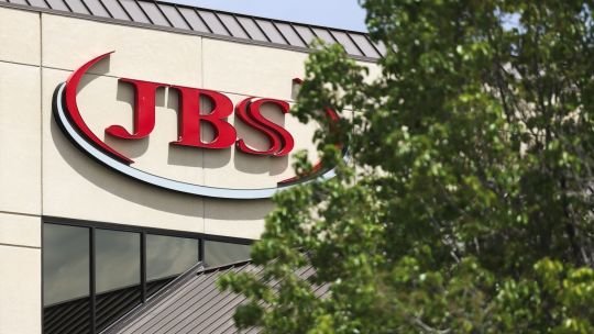 Logotipo de JBS y Pilgrim's Pride en un gráfico de acciones