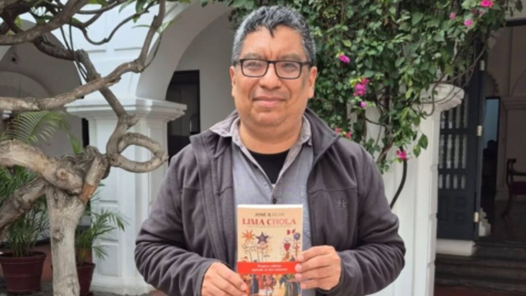 José Ragas durante la presentación de su libro Lima chola en la Feria Internacional del Libro de Lima