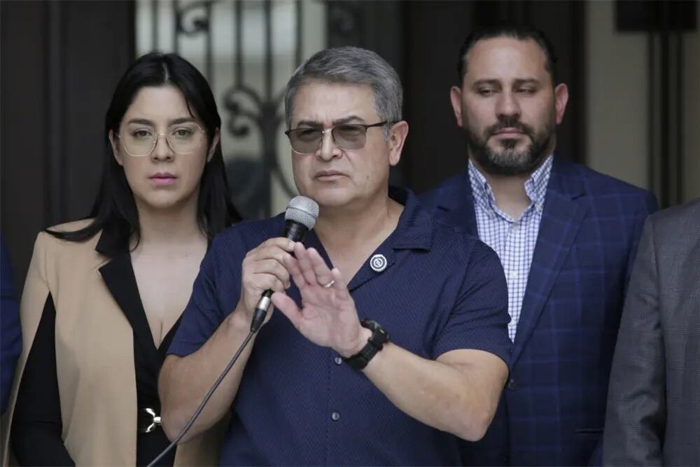 Juan Orlando Hernández en conferencia de prensa frente a su vivienda