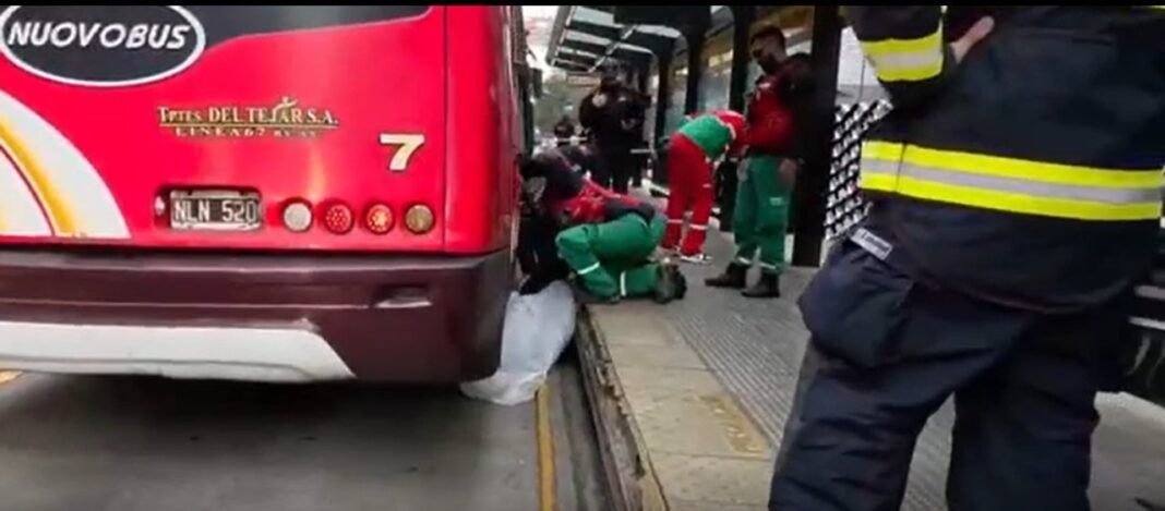 Parada de Metrobús sobre avenida Cabildo y Maure, en Colegiales