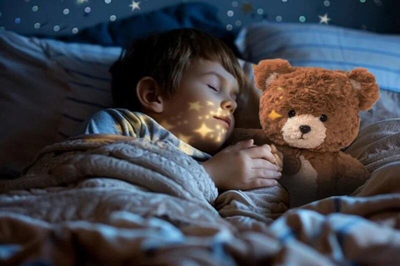 Niño sosteniendo un peluche con inteligencia artificial