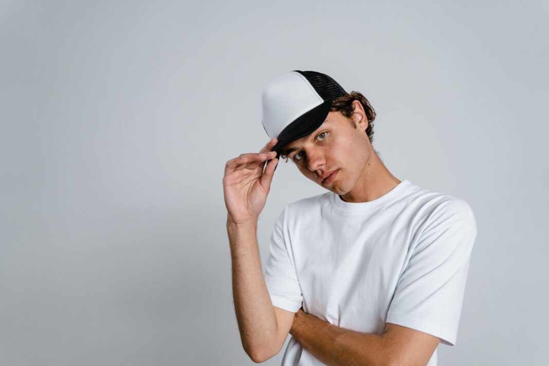 Persona usando una gorra de béisbol