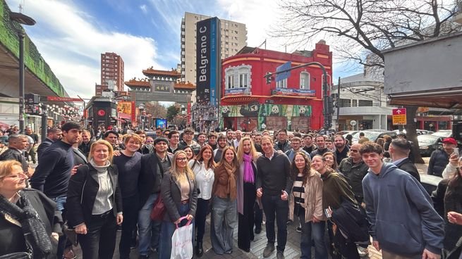 Karina Milei, Diego Santilli y Pilar Ramírez durante la recorrida por Vía Viva en Belgrano