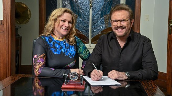 Lucía y Joaquín Galán de Pimpinela en un escenario