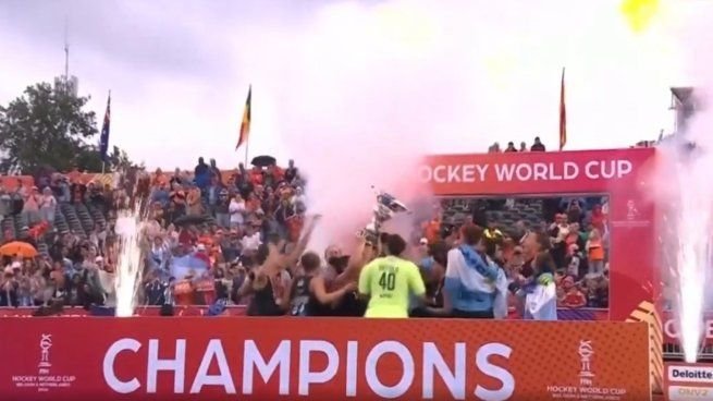 Las Leonas celebrando el título mundial de hockey 2026