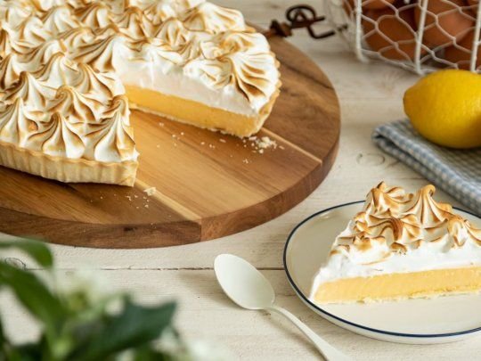 Porción de lemon pie con merengue
