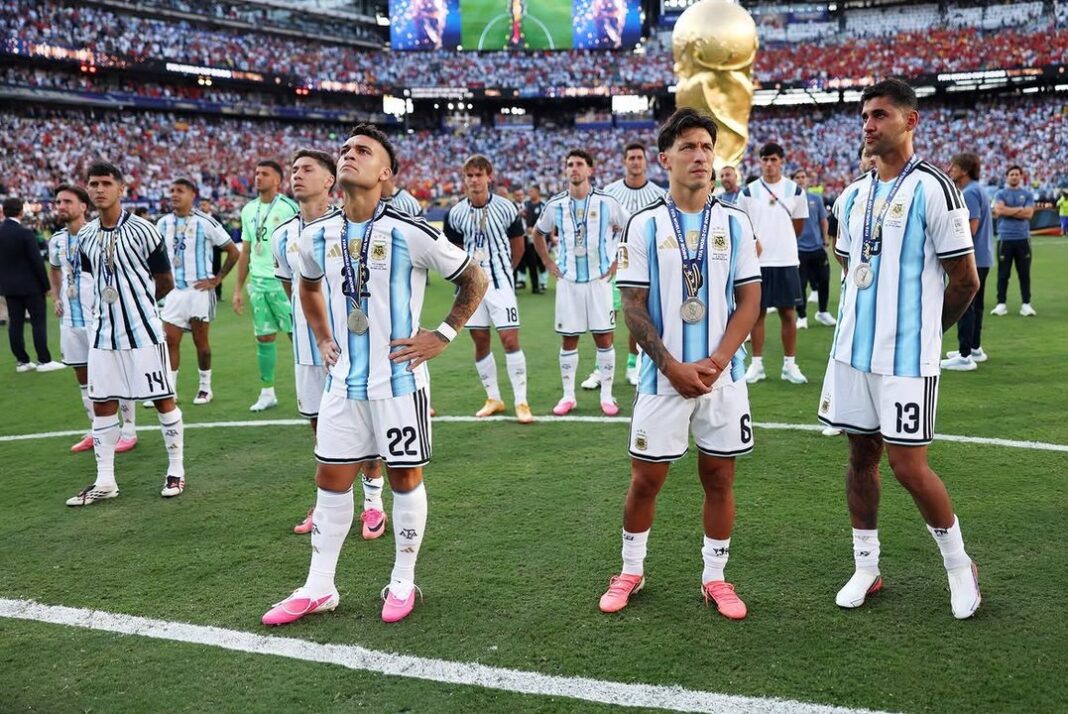 Lisandro Martínez, defensor de la Selección argentina, en una cancha de fútbol