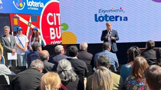 Agencia oficial de la Lotería de Córdoba con cartelería de promoción turística