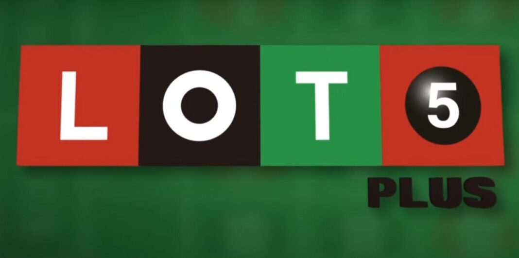 Persona verificando los números del sorteo del Loto 5 Plus