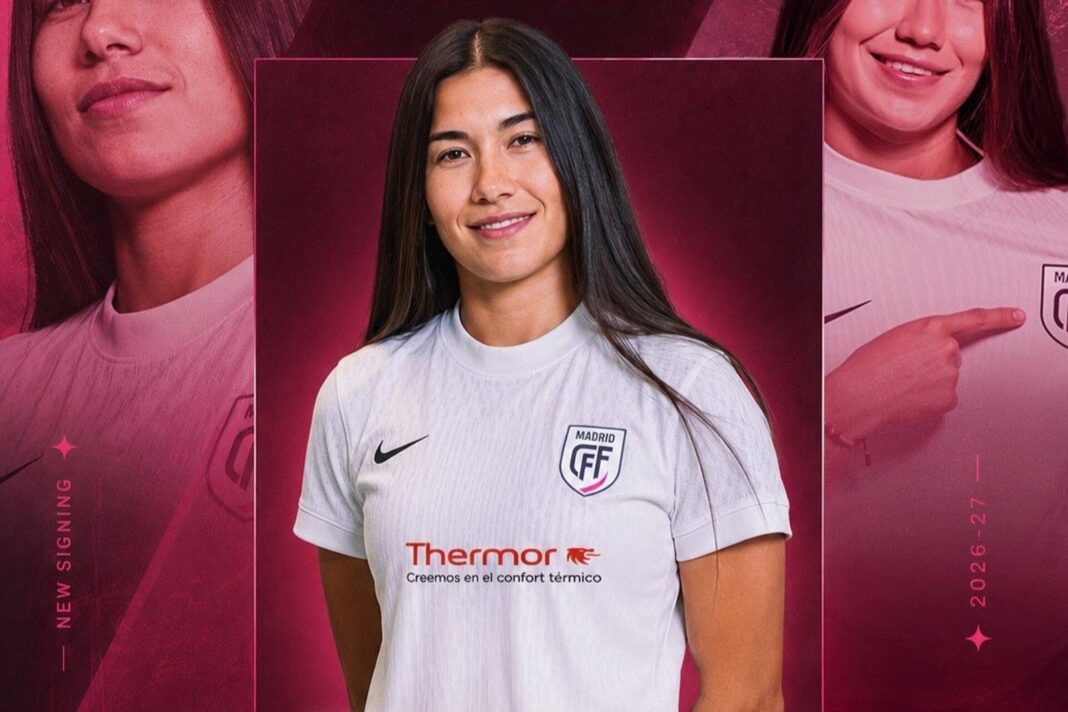 Mariana Silva con la camiseta del Independiente Santa Fe