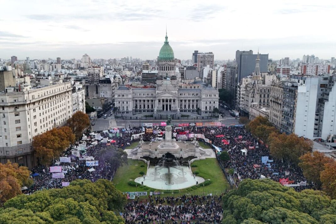 Manifestantes en la Plaza del Congreso durante una movilización