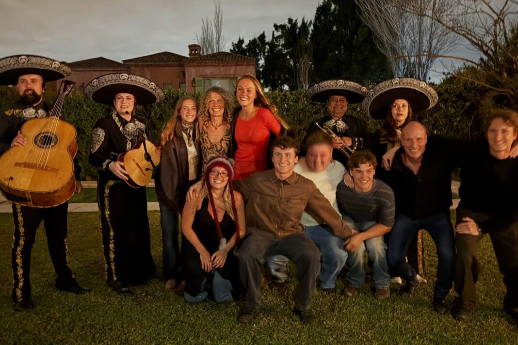 Maru Botana sonriente durante su festejo de cumpleaños 57