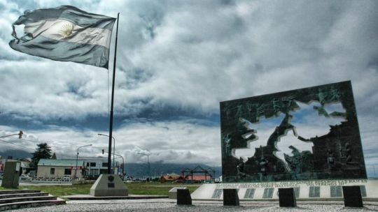 Mapa de las Islas Malvinas con la leyenda 'Las Malvinas son argentinas'