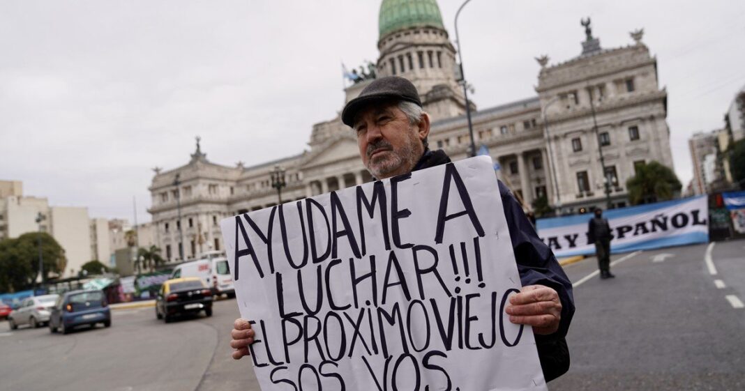 Personas mayores de 65 años en una oficina de atención previsional