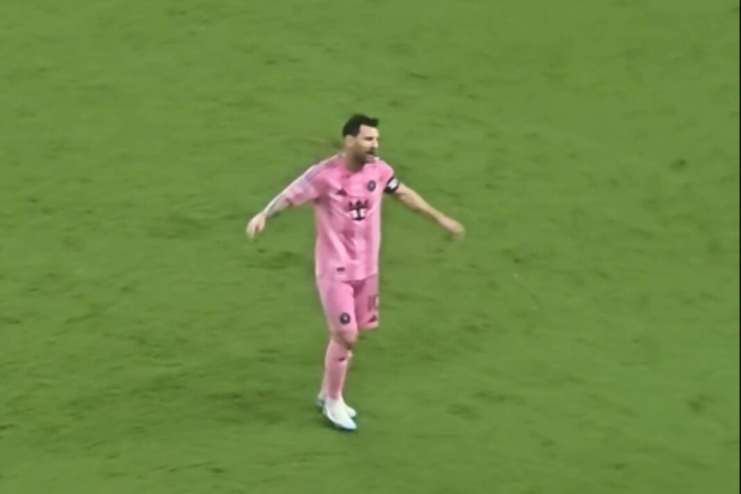 Lionel Messi durante la suspensión temporal del partido ante Atlético San Luis