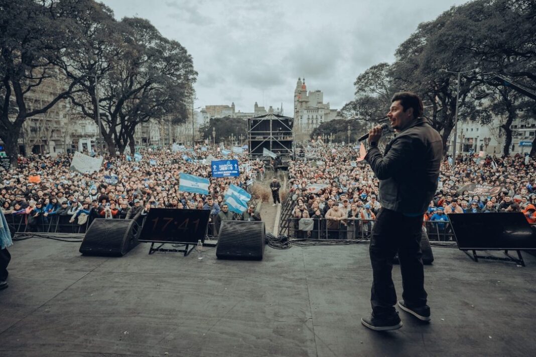 Multitud reunida en la Plaza del Congreso durante la marcha evangélica 'Marcho por Jesús' en Buenos Aires