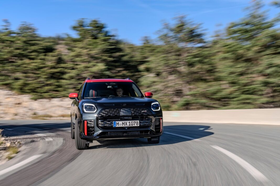 MINI John Cooper Works Countryman ALL4 y MINI John Cooper Works GP Inspired Edition en exhibición