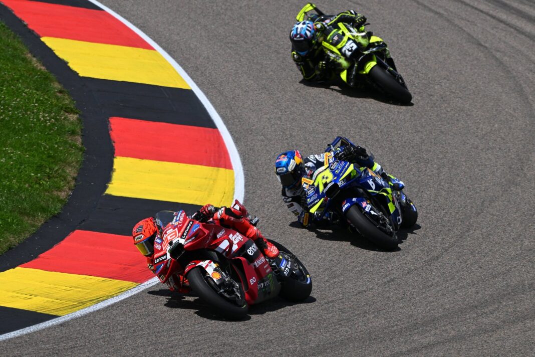 Pilotos de MotoGP en el circuito de Silverstone durante el Gran Premio de Gran Bretaña