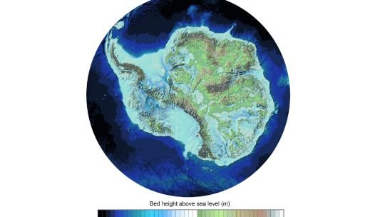 Mapa de la Antártida que muestra el relieve del terreno bajo el hielo según el proyecto Bedmap3