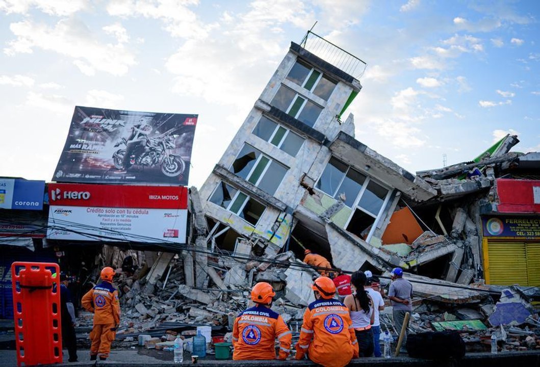 Equipos de rescate trabajan entre escombros tras el terremoto en Colombia