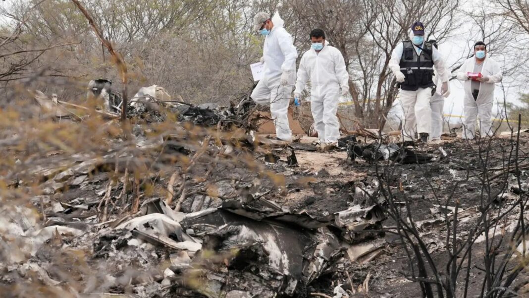 Restos de la avioneta Cessna 208B de Aero Diana en el lugar del accidente en Nasca, Perú
