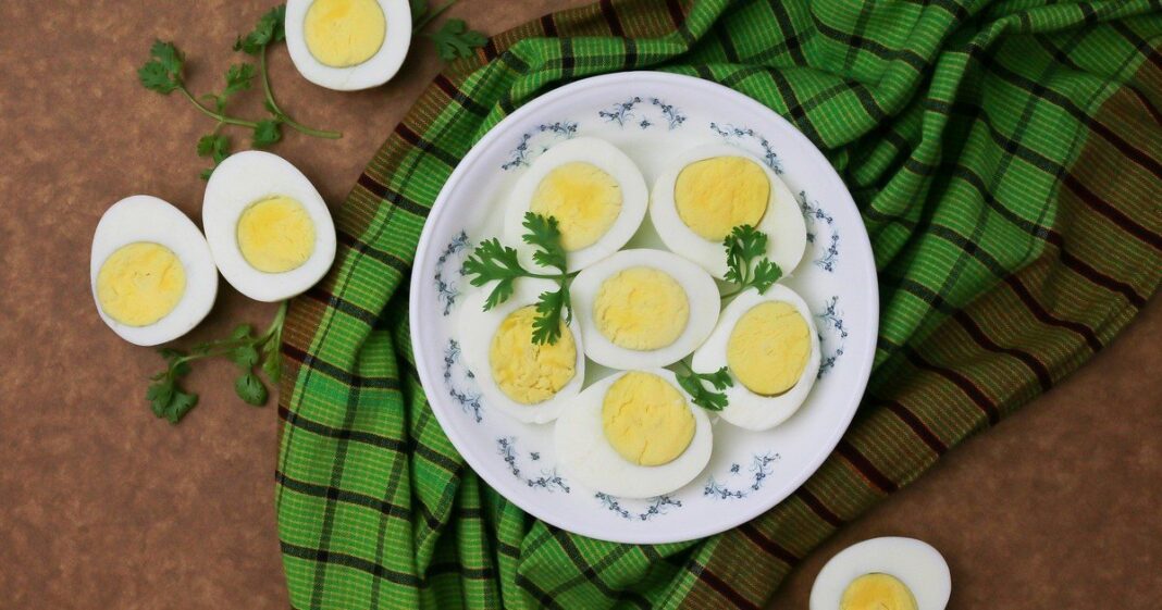 Huevos duros en una olla con agua y limón