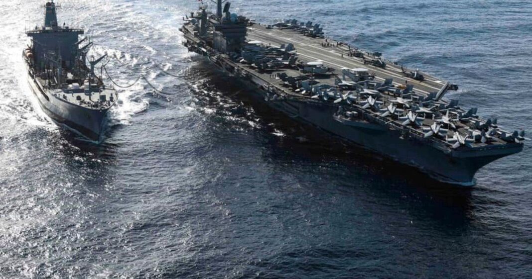 Portaaviones USS Abraham Lincoln navegando en el mar