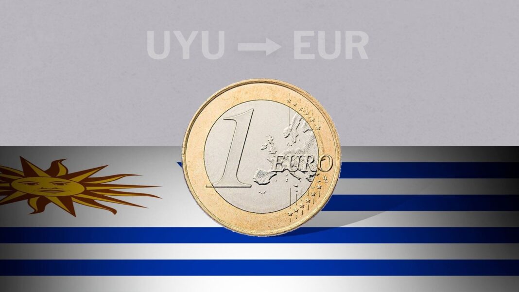 Billetes de euro y pesos uruguayos